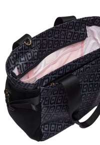 Borsa tote nera e rosa con un motivo a logo, dotata di chiusura a zip, tasche in rete e scomparto interno per l'organizzazione. Fianchi texturizzati.