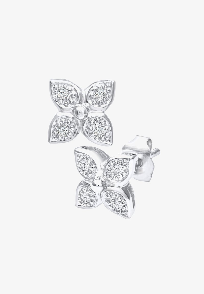 Sudraba tauriņa formas auskari ar strukturētu virsmu, kuros katrā ziedlapiņā ir izvietoti mazi caurspīdīgi akmeņi un centrā ir pērle.