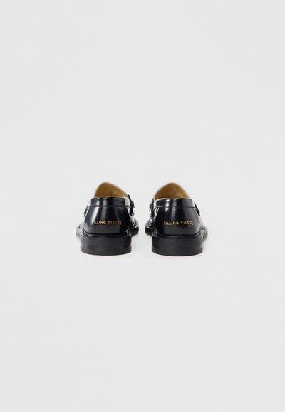 Μαύρα δερμάτινα παπούτσια με χρυσό λογότυπο "Filling Pieces", στρογγυλεμένη μύτη, πίσω ιμάντα και λείο υφή. Σχεδιασμένα για να φοριούνται εύκολα χωρίς κορδόνια.