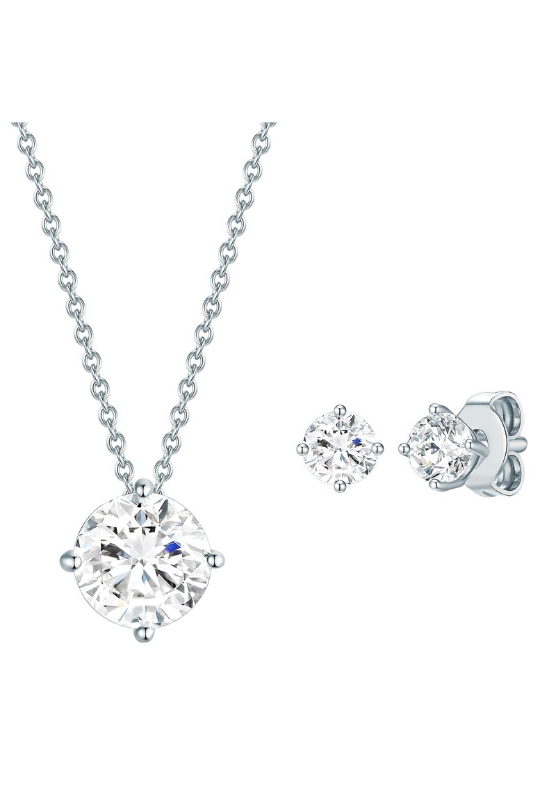 Set di gioielli in argento composto da una collana con pendente che presenta una grande pietra tonda e chiara, accompagnata da orecchini a perno con pietre rotonde più piccole.