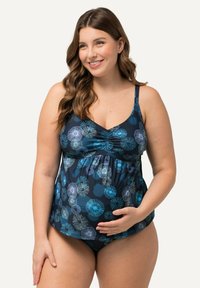Set di tankini per maternità con sfondo blu navy e motivi floreali multicolore, spalline regolabili e vita ampia e arricciata.