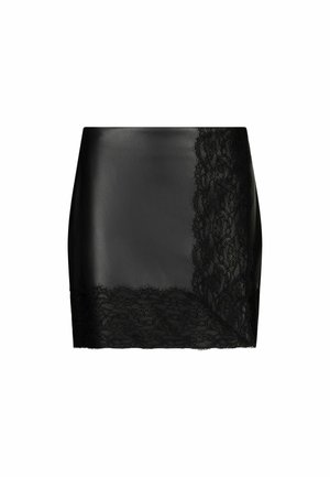 Schwarzer Leder-Minirock mit einer Spitzenverzierung auf einer Seite. Glatte Textur mit einer figurnahen Silhouette. Keine zusätzlichen Verzierungen.