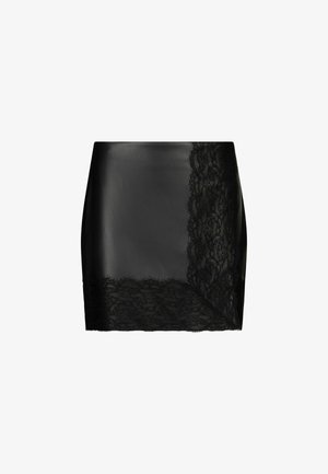 Schwarzer Leder-Minirock mit einer Spitzenverzierung auf einer Seite. Glatte Textur mit einer figurnahen Silhouette. Keine zusätzlichen Verzierungen.