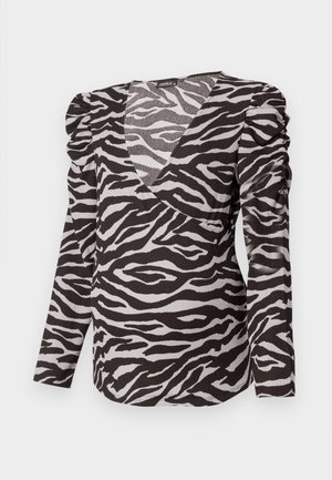 Sort-hvid zebra-print langærmet top med en indpaknings V-hals design og samlet skulderdetalje. Lavet af struktureret stof.