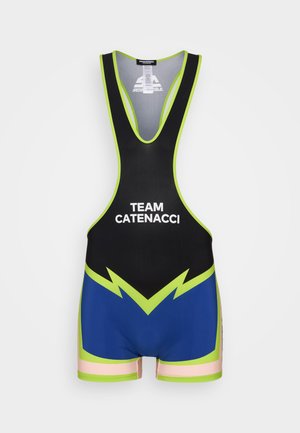 Fekete sportegységes ruha zöld díszítéssel, kék részletekkel és villámgrafikával. Az elején fehér színnel van nyomtatva a "TEAM CATENACCI" felirat.