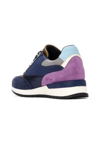 Zapatilla deportiva en tonos azul marino y púrpura, que presenta materiales de ante y malla, con un cuello acolchado y una suela de goma blanca con tracción negra.