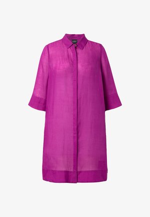 Halbtransparente magentafarbene knielange Hemdblusenkleid mit 3/4-Ärmeln, spitzem Kragen und verdeckter vorderer Knopfleiste vor weißem Hintergrund.