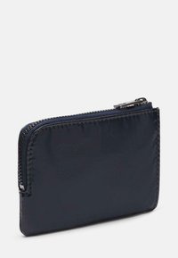 Granatowy skórzany portfel o gładkiej fakturze, zamykany na zamek błyskawiczny z kontrastującym przeszyciem. Kompaktowy, prostokątny kształt z błyszczącym wykończeniem.