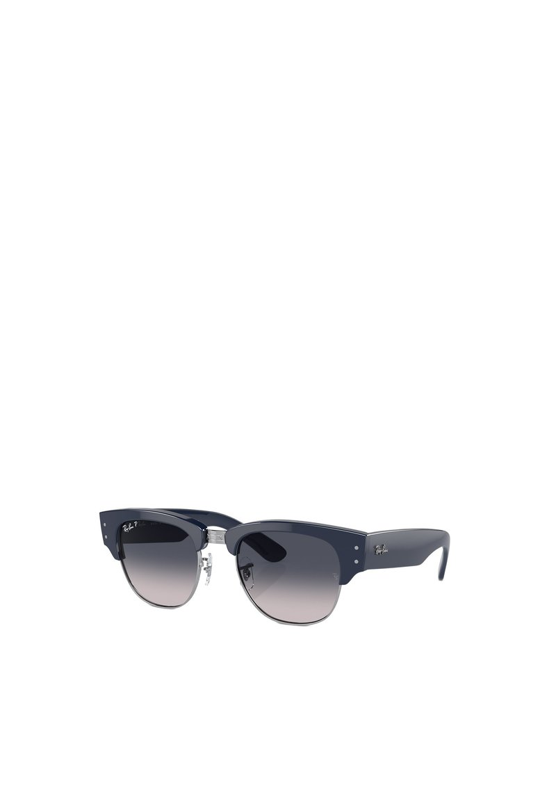 Occhiali da sole in plastica navale con una forma audace a occhio di gatto, lenti sfumate, dettagli in metallo argento e un ponte trasparente.