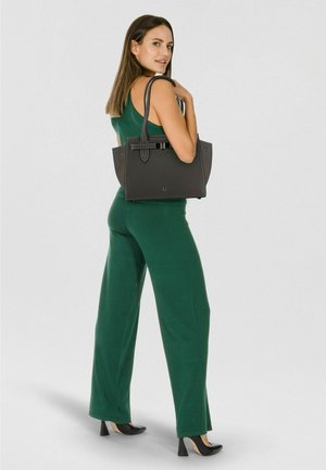 Borsa a mano nera in pelle con finitura testurizzata, forma strutturata e doppi manici. Presenta un dettaglio con fibbia e cuciture a contrasto.