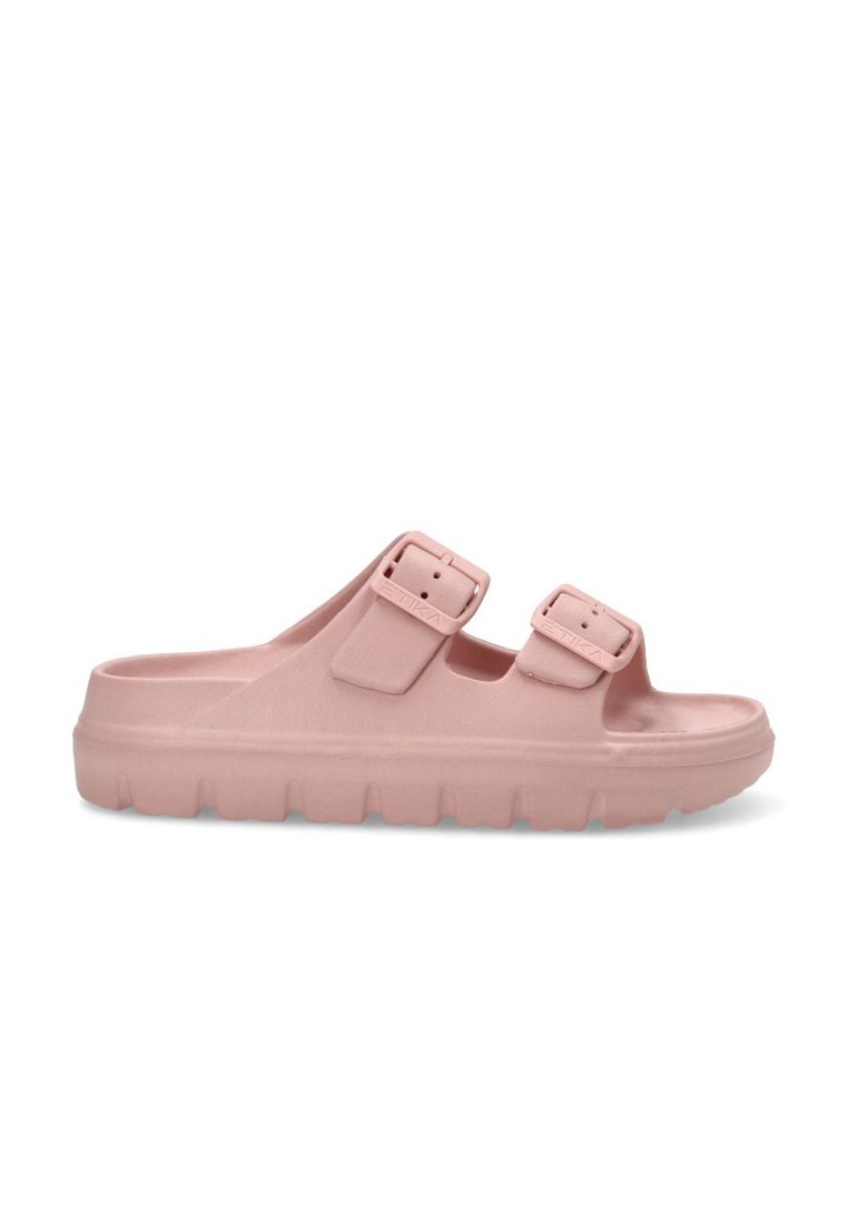 Zueco de plataforma rosa hecho de goma, con dos correas ajustables con hebilla, punta abierta y suela texturizada para agarre.