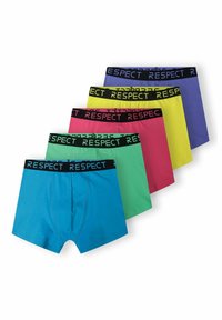 Cinque paia di boxer in blu, verde, rosa, giallo e viola, con bande nere in vita che riportano la scritta "RISPETTO" in lettere grasse.