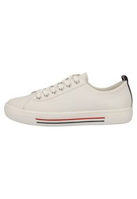 Sneaker in pelle bianca con suola piatta, punta rotonda, sei fori per i lacci e strisce colorate in rosso e blu navy lungo il lato. Accento nero sul tallone.