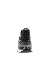Czarne sneakersy o błyszczącej skórzanej wykończeniu, z sznurówką z przodu, zamkiem błyskawicznym po bokach i kontrastującą białą podeszwą. Gładka struktura i elegancki design.