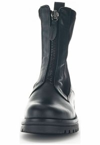 Zwarte leren enkelboot met een ritssluiting en een glad oppervlak; heeft een stevige rubberen zool met profiel voor grip.