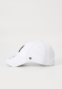 Gorra de béisbol blanca de algodón, con un logotipo bordado azul marino en la parte frontal y un logotipo pequeño cerca del borde. Visera curvada, correa ajustable.