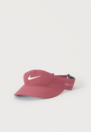 Bordowa czapka z daszkiem Nike Dri-FIT z perforowanego materiału i białym logo z przodu, zaprojektowana z myślą o przewiewności i ochronie przed słońcem.