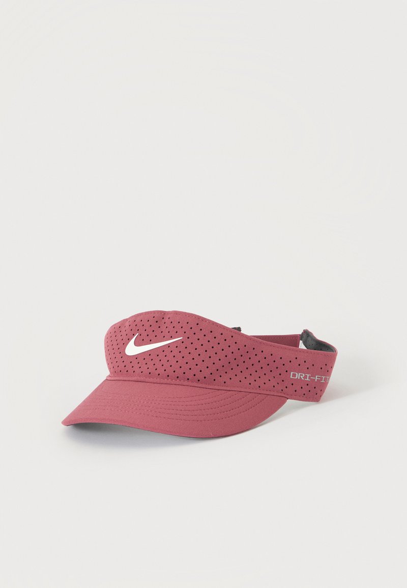 Μαρόν καπέλο τύπου visor Nike Dri-FIT με υφάσμα με τρύπες και λευκό λογότυπο μπροστά, σχεδιασμένο για αναπνευσιμότητα και προστασία από τον ήλιο.