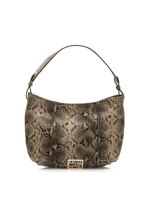Bolso de mano con patrón de piel de serpiente en tonos marrón y negro, de forma curva, con una correa corta y un acento de logotipo dorado en la parte frontal. Textura suave.