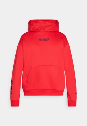 Roter Kapuzenpullover mit Fronttasche, Kapuze und blauem Text "BE GOOD 1-877-BUCKETZ." Mit grafischen Designs am linken Ärmel.