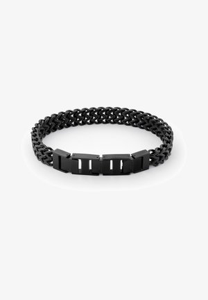 Zwarte gevlochten armband met een platte metalen sluiting. Heeft een slank, textuurontwerp en afwisselend gladde secties in een matte afwerking.