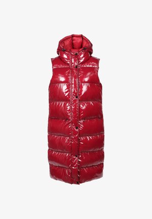 Chaleco largo sin mangas acolchado rojo brillante con capucha y cierre de botones en el frente, diseñado para climas fríos.