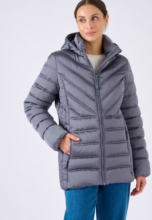 Giacca puffa grigia con cappuccio, dotata di chiusura lampo frontale, motivo a zigzag trapuntato e tasche laterali. Il tessuto sembra liscio e isolato.