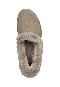 Beige instap-slipper met een zachte nep-vachtvoering, een gladde suede bovenkant, een ronde neus en een gewatteerde zool.