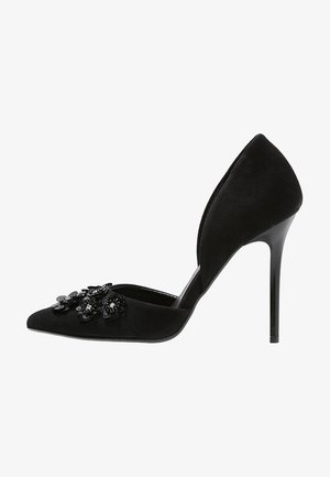 Escarpins noirs en daim à talons hauts avec un bout pointu, des découpes d'Orsay et des embellissements floraux ornés de sequins noirs sur le devant.