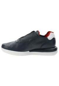 Scarpa sportiva blu navy in pelle, con perforazioni, una suola bianca e accenti rossi e bianchi sul tallone e sulla linguetta.