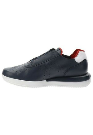 Scarpa sportiva blu navy in pelle, con perforazioni, una suola bianca e accenti rossi e bianchi sul tallone e sulla linguetta.