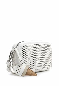 Pochette zippée en cuir blanc avec un design perforé, accentuée par un charme en forme de glace, avec des éléments en métal argenté et une forme rectangulaire.