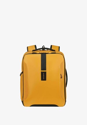 Sac à dos rectangulaire jaune avec des accents noirs, poignée supérieure, bretelles rembourrées et bande verticale noire à l'avant avec étiquette de marque.