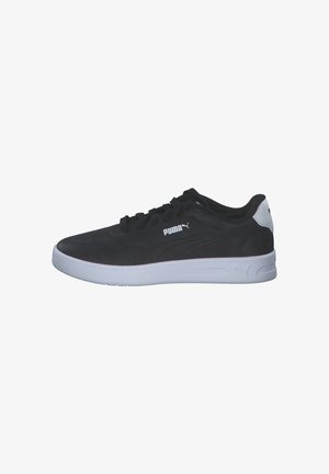 Chaussures de sport noires avec une tige synthétique lisse, semelle en caoutchouc blanche et design minimaliste. Comprend des lacets plats et de petits accents de logo.