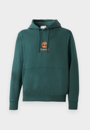 Zöld kapucnis pulóver, puha anyagból, kenguruzsebbel, narancssárga Timberland logóval a mellrészen, állítható zsinóros kapucnival.