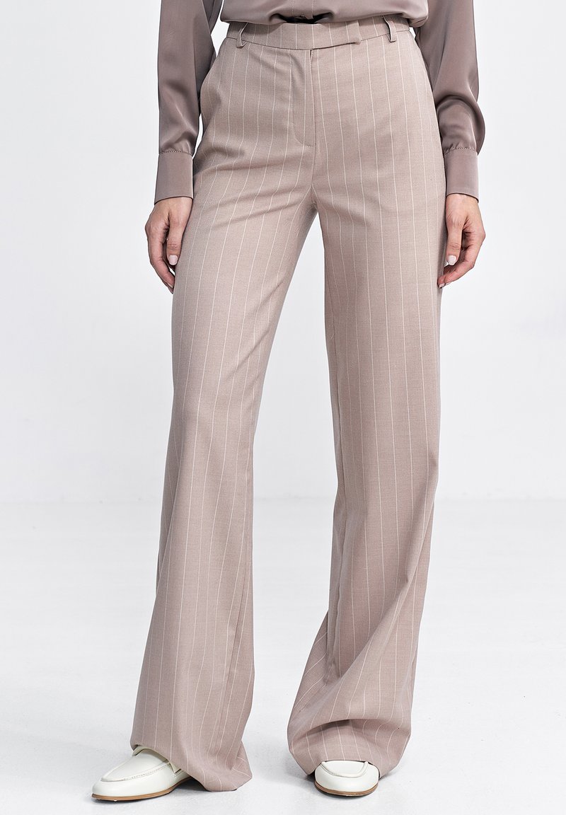 Jasno beżowe spodnie w prążki, wykonane z gładkiego materiału, charakteryzujące się wysokim stanem i szerokimi nogawkami, z przednimi kieszeniami i bez widocznych zapięć.