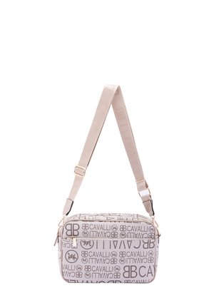 Borsa a spalla beige con motivo a logo, texture liscia, chiusura con doppia cerniera, hardware in tono oro e tracolla regolabile. Forma rettangolare.