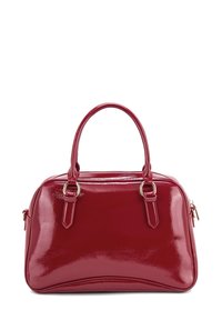 Borsa a mano in pelle verniciata rossa con forma strutturata, doppio manico e finiture in metallo dorato. Presenta chiusure con zip e una finitura lucida.