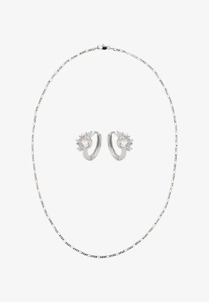 Ezüst nyaklánc finom láncmintával, hozzáillő ezüst karika fülbevalókkal, melyeken csillogó kör alakú díszek találhatók.