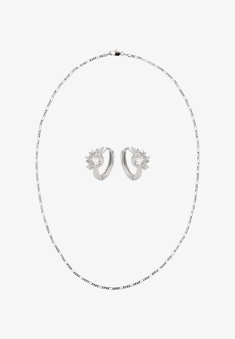 Colier argintiu cu un design delicat de lanț, asortat cu cercei argintii tip cerc cu accente circulare strălucitoare.