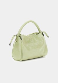 Borsa a tracolla in ecopelle verde trapuntata con manico curvo e cerniere, caratterizzata da una consistenza morbida e una forma arrotondata.