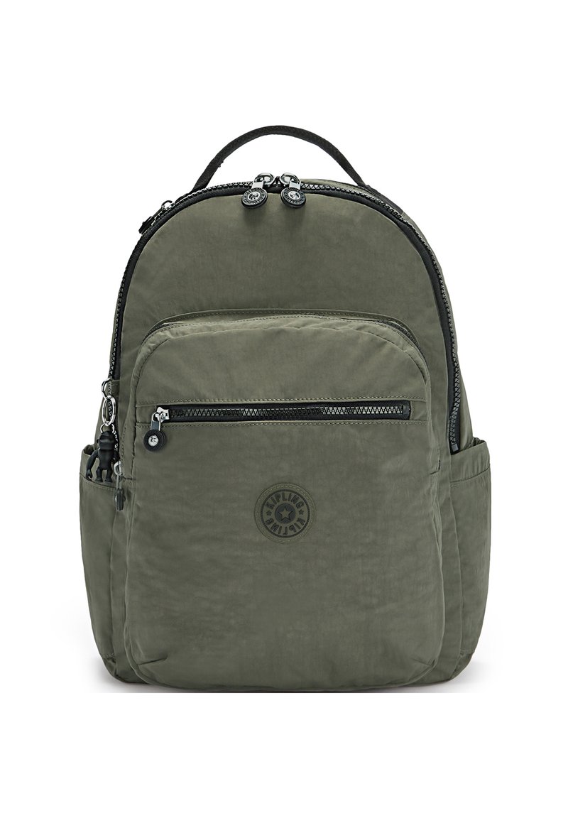 Zaino in nylon verde oliva con due scomparti con zip, una patch circolare del logo e tasche laterali. Presenta accenti neri per le zip e maniglie.