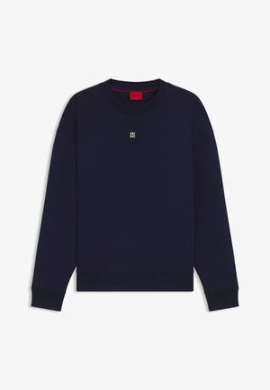 Navyblauwe sweatshirt met lange mouwen, geribde manchetten en onderkant, met een klein vierkant "HUGO" logo nieuw gepositioneerd onder de halslijn.