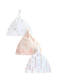 Trois bonnets pour bébé : blanc avec motifs de fées, pêche avec motif floral, et blanc avec des rayures florales verticales ; tous avec des sommets noués.