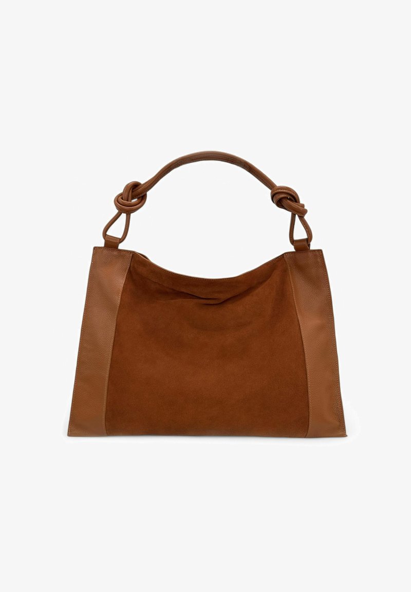 Sac en cuir et suède marron avec une poignée nouée et un corps rectangulaire, présenté sur un fond blanc.