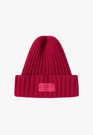 Rød ribbet strikkemütze med foldet kant og et rektangulært mærke med teksten "FIND YOUR INNER PEACE" i en kontrastfarve.