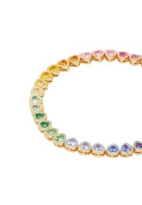 Collana a forma di cuore in oro con pietre preziose che presentano un gradiente di colori, tra cui giallo, verde e rosa, incastonate in una montatura liscia.
