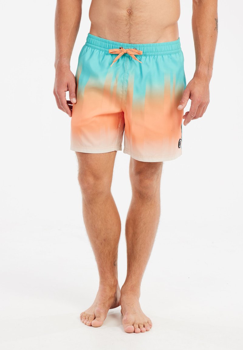 Herrsim shorts med en gradientdesign som övergår från akvablå till korallorange, med resårmidja och orange snörning.