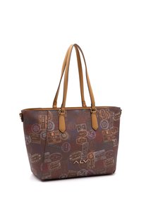 Bruine boodschappentas met reisgerelateerde grafische prints in blauw, rood en oranje. Heeft beige hengsels en goudkleurige hardware. Ruimtelijk, gestructureerd ontwerp.