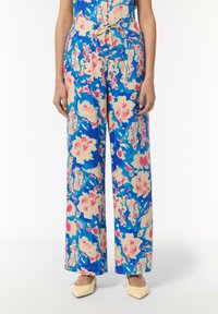 Blumenmuster weite Hose in Blau, Rosa und Beige, mit elastischem Bund und Kordelzug, aus leichtem Stoff gefertigt.